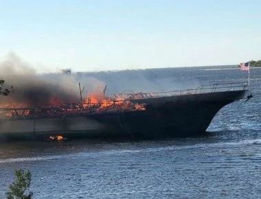 Φλόριντα: Φωτιά σε πλοίο που μετέφερε παίκτες σε πλωτό καζίνο – Επιβάτες πήδηξαν στη θάλασσα για να σωθούν! (βίντεο)